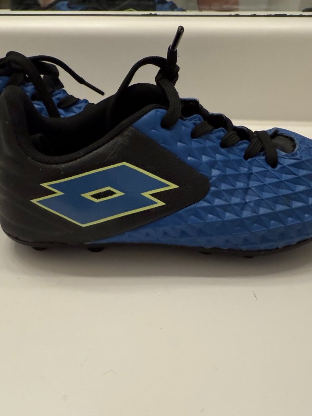 Boys size 1 1/2 Lotto soccer cleats blue and black